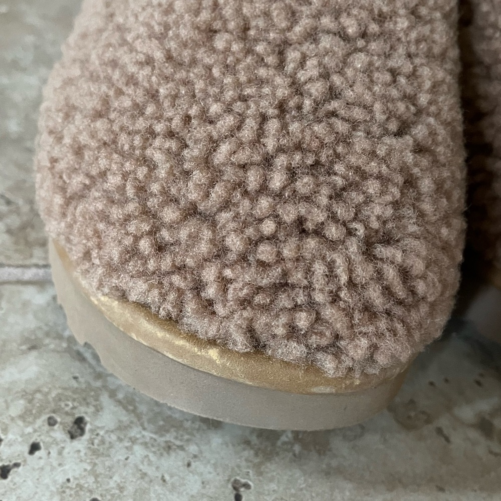 UGG Lanah Clog - Picture 10 of 12